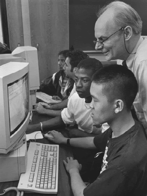 Robbie McClintock é um dos pioneiros da aprendizagem tecnológica. Na foto, ensina adolescentes das escolas públicas de Nova York. 